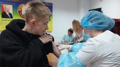 Специалисты Барановичского зонального центра гигиены и эпидемиологии показали важность вакцинации личным примером